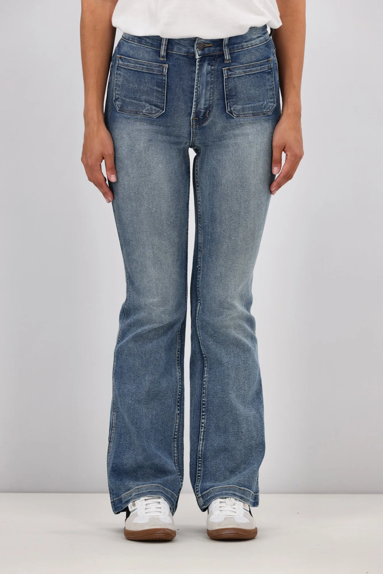 Shine On Label Leo Patch Pocket Flare Jean Indigo